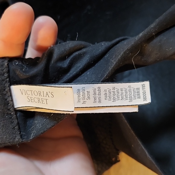 Victoria's secret 38DDD - Picture 3 of 4